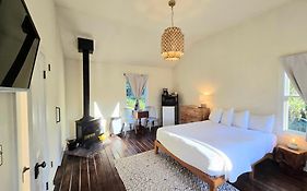 Dennen'S Victorian Farmhouse